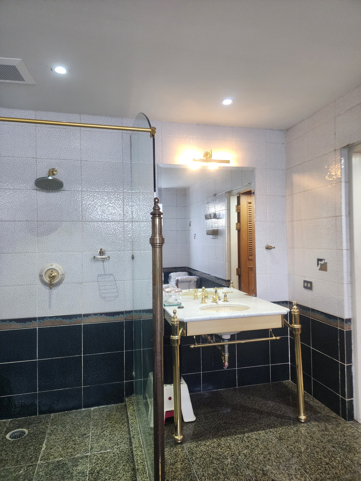 ขายคอนโดสีลม ศาลาแดง บางรัก : ขายคอนโดมิเนียม Penthouse 3 ชั้น 3 ห้องนอน เพิร์ลการ์เดน คอนโด ถนนสาทร ใกล้ BTS ช่องนนทรี