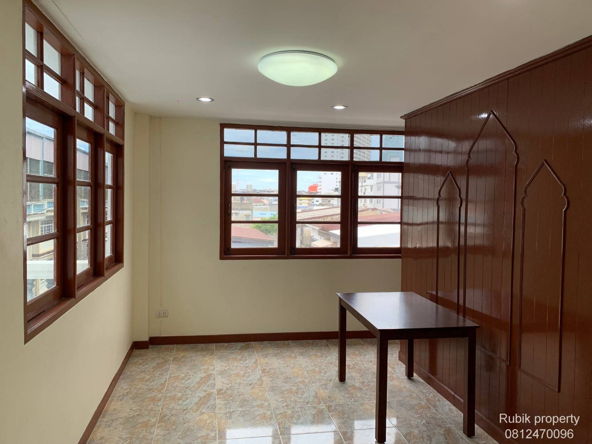 For SaleHouseWongwianyai, Charoennakor : 🏡✨ 3-story detached house for sale + Rooftop | Renovate the whole house · Charoen Nakhon location RB1702, can enter and exit both Soi Charoen Nakhon 34 and Soi Charoen Nakhon 40.