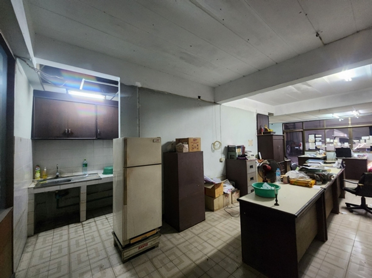 For RentFactoryMahachai Samut Sakhon : Factory for rent with warehouse, Mini Factory, size 900-1,950 square meters, Om Noi, Samut Sakhon, Soi Phetkasem 93, has Ror.4 certificate, near Makro, Om Noi.