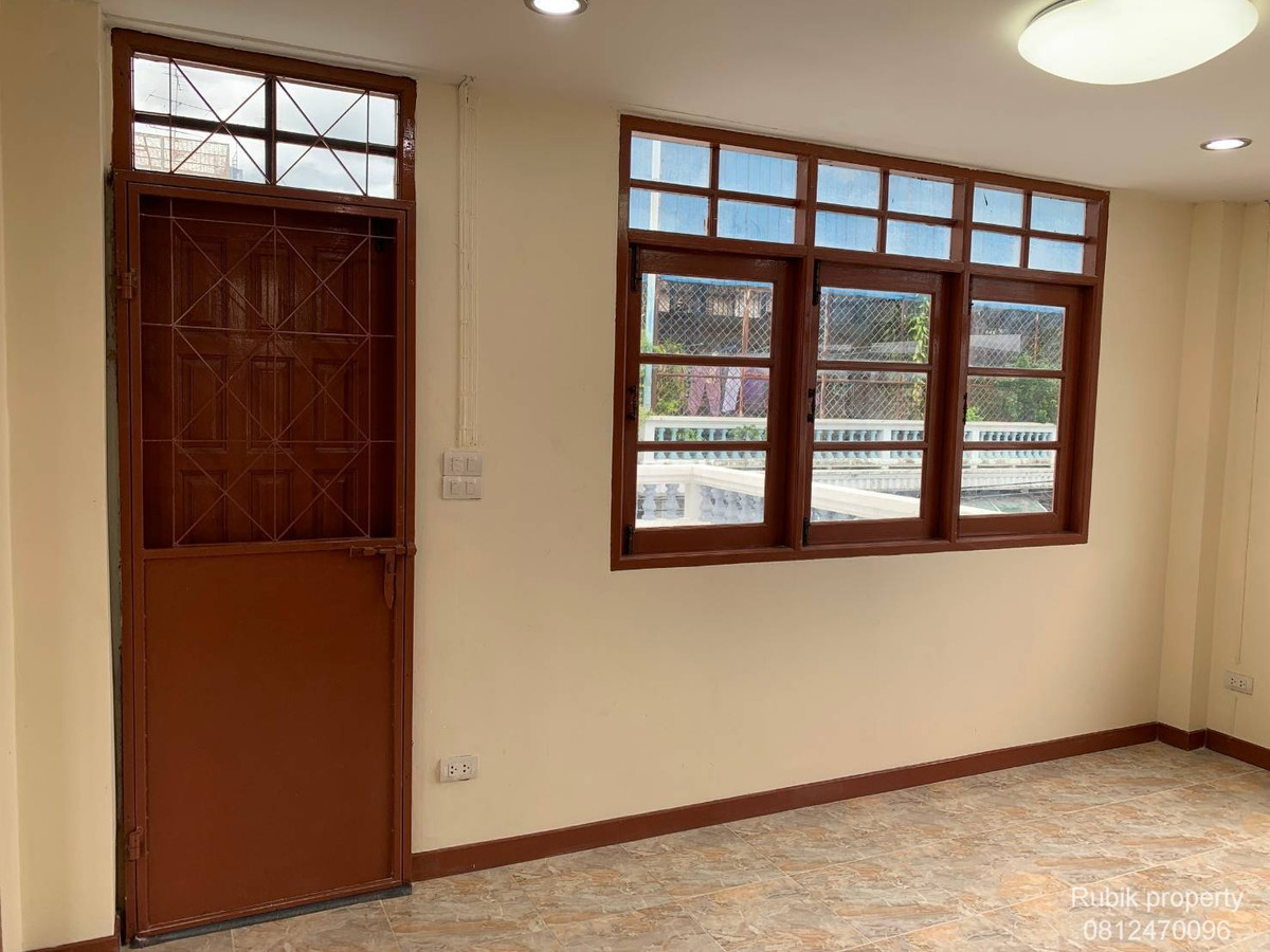 For SaleHouseWongwianyai, Charoennakor : 🏡✨ 3-story detached house for sale + Rooftop | Renovate the whole house · Charoen Nakhon location RB1702, can enter and exit both Soi Charoen Nakhon 34 and Soi Charoen Nakhon 40.