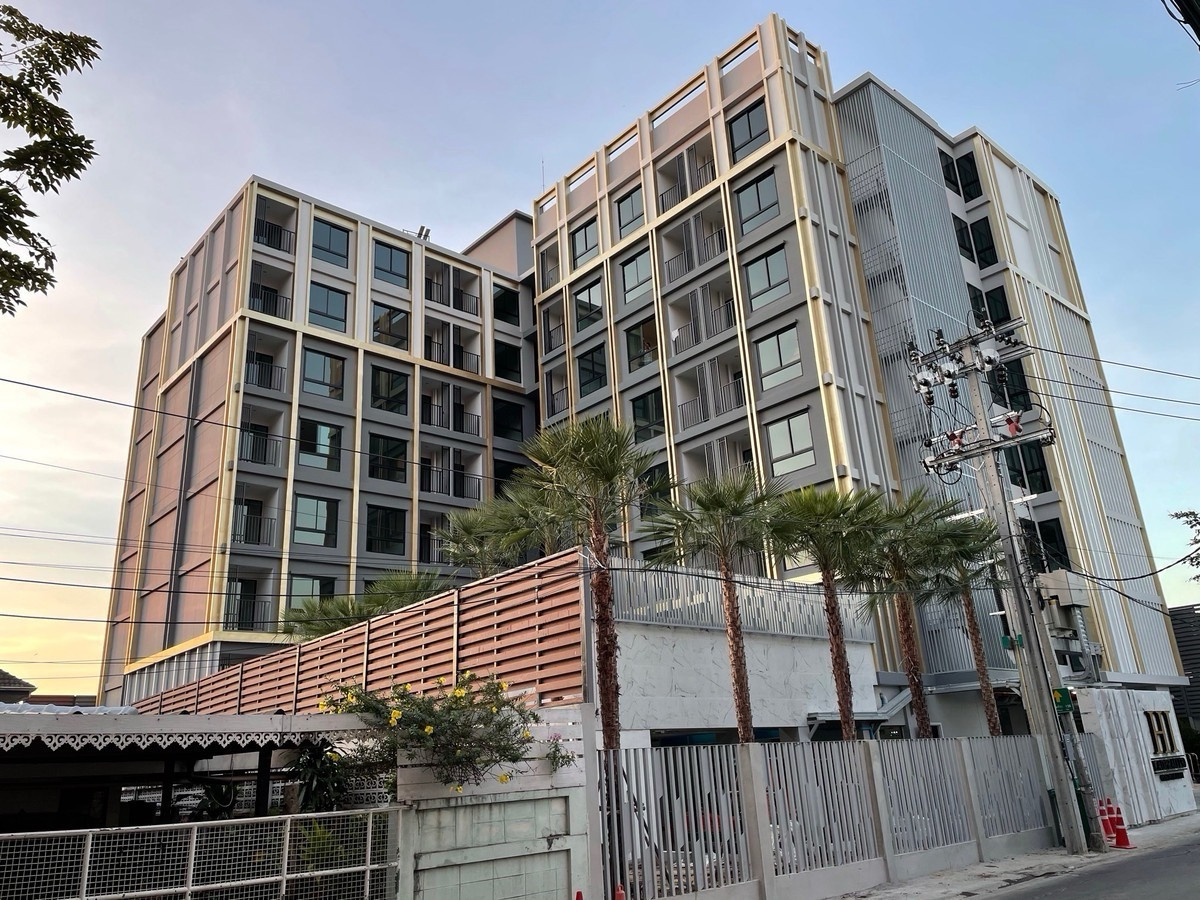 ให้เช่าคอนโดลาดพร้าว101 แฮปปี้แลนด์ : 🏢 ให้เช่า Hi Ladprao 130 
✨ห้องมุม วิวสวย เป็นส่วนตัวสูง ห้องหายาก แต่ไม่ร้อน วิวสระ + วิวเมืองสวยมาก🍃

💰 ราคาเช่า (ต่อรองได้)
• 3 เดือน : 15,000 บาท/เดือน
• 6 เดือน : 12,000 บาท/เดือน
• 12 เดือนขึ้นไป : 10,000 บาท/เดือน
