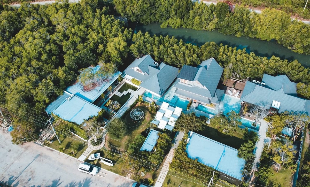 For RentHotel&Apartment BusinessCha-am Phetchaburi : Seaside Hotel Business for Lease in Phetchaburi, a Profitable Turnkey Pool Villa on 3 Rai Land with 12 Bedrooms, Licensed Resort Near the Beach, Ready Income in Thailand
