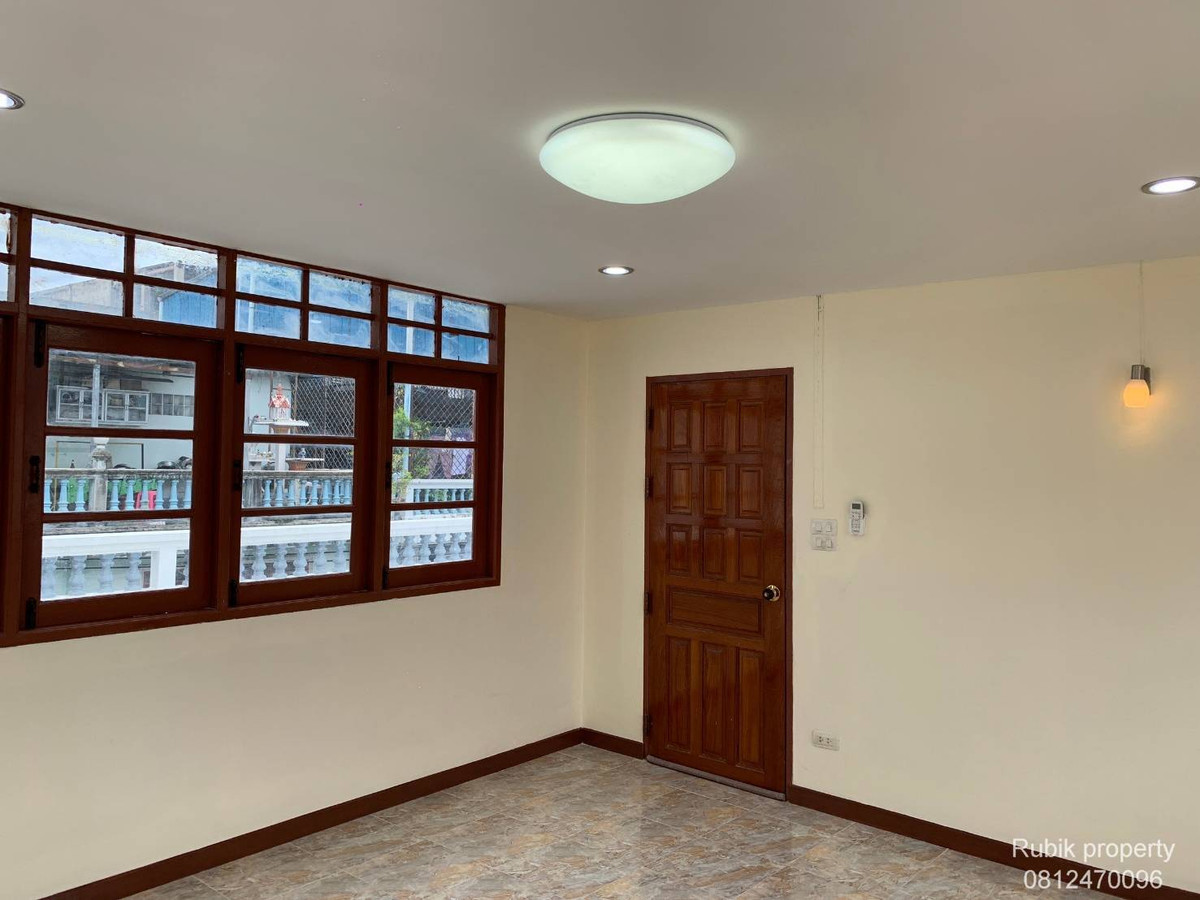 For SaleHouseWongwianyai, Charoennakor : 🏡✨ 3-story detached house for sale + Rooftop | Renovate the whole house · Charoen Nakhon location RB1702, can enter and exit both Soi Charoen Nakhon 34 and Soi Charoen Nakhon 40.