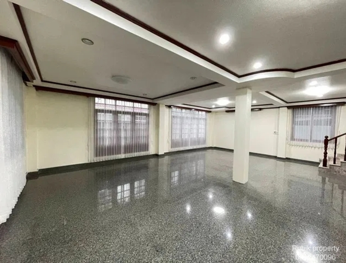 For SaleHouseWongwianyai, Charoennakor : 🏡✨ 3-story detached house for sale + Rooftop | Renovate the whole house · Charoen Nakhon location RB1702, can enter and exit both Soi Charoen Nakhon 34 and Soi Charoen Nakhon 40.