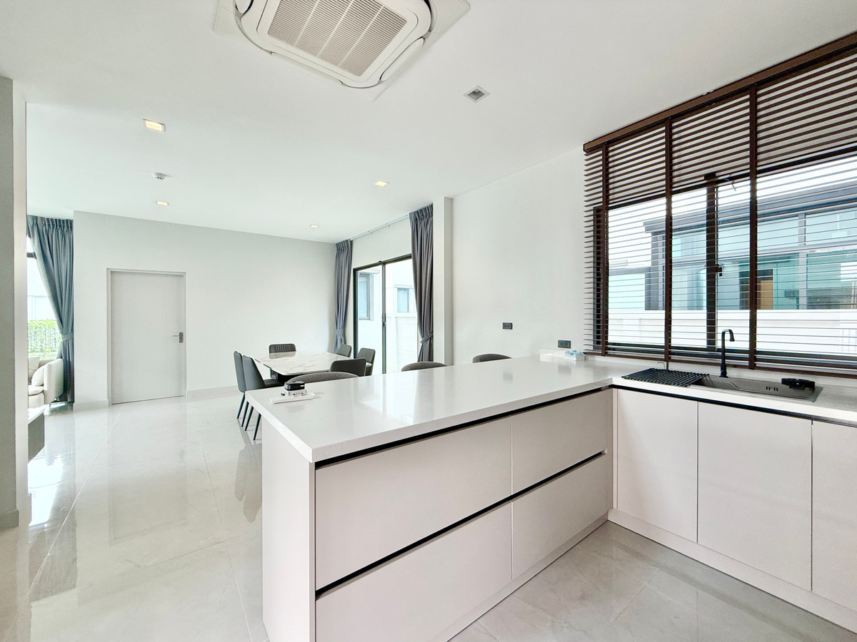 ให้เช่าบ้านบางนา แบริ่ง ลาซาล : 🚀 บางกอก บูเลอวาร์ด บางนา กม.5 - 369ตรม. 4นอน5น้ำ3ที่จอดรถ 092-545-6151 (ทีม)