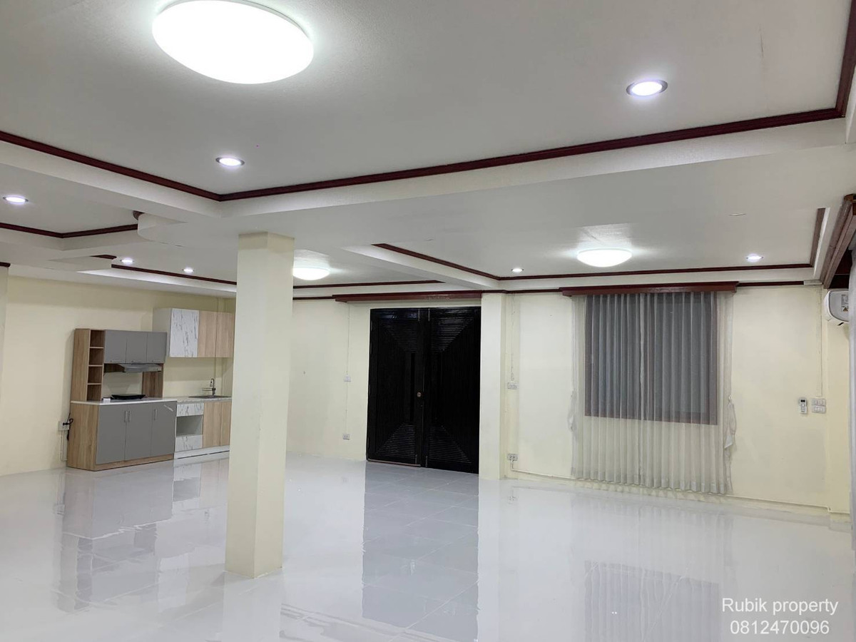 For SaleHouseWongwianyai, Charoennakor : 🏡✨ 3-story detached house for sale + Rooftop | Renovate the whole house · Charoen Nakhon location RB1702, can enter and exit both Soi Charoen Nakhon 34 and Soi Charoen Nakhon 40.