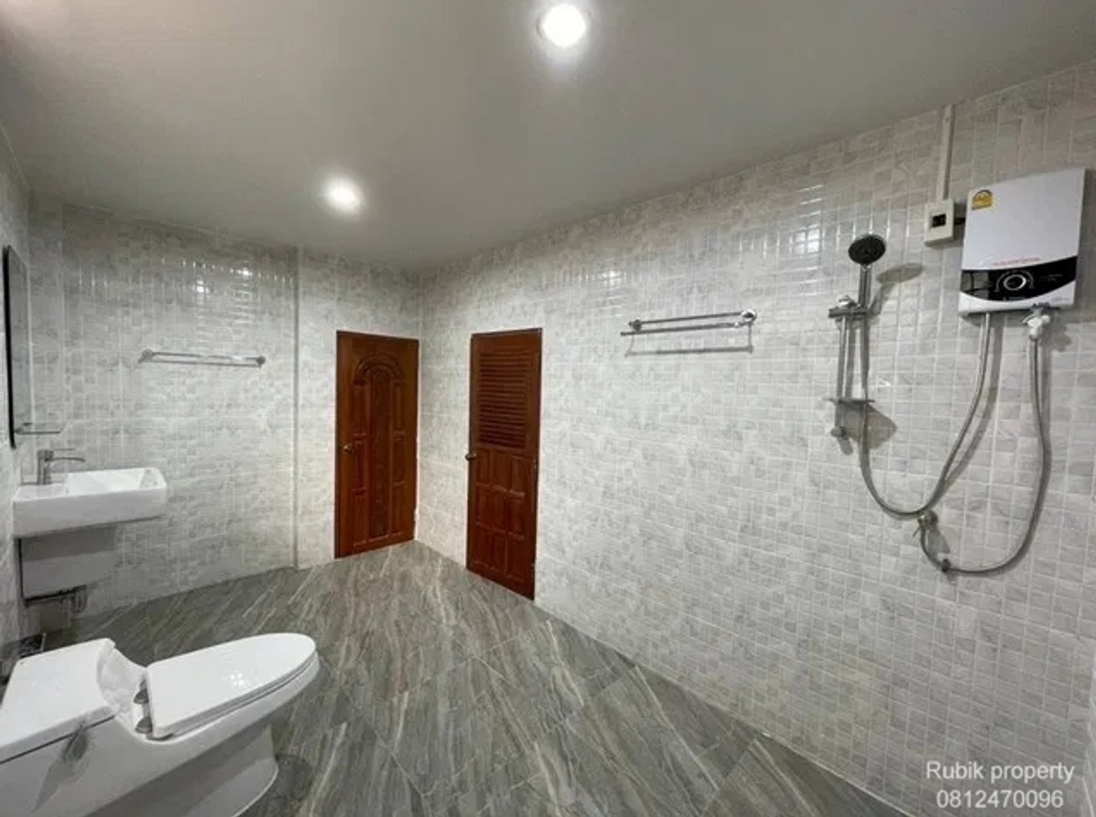 For SaleHouseWongwianyai, Charoennakor : 🏡✨ 3-story detached house for sale + Rooftop | Renovate the whole house · Charoen Nakhon location RB1702, can enter and exit both Soi Charoen Nakhon 34 and Soi Charoen Nakhon 40.