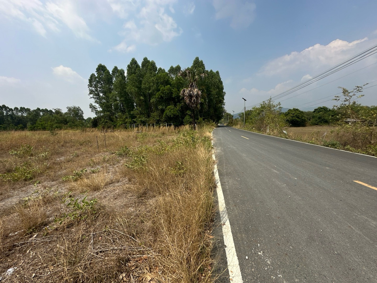 ขายที่ดินนครนายก : ขายที่ดินเปล่า ใกล้โรงเรียมเตรียมทหาร ต.ศรีกะอาง อ.บ้านนา จ.นครนายก เนื้อที่ 5 ไร่ 1 งาน
