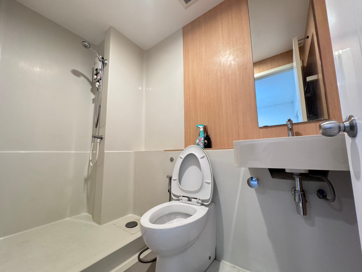 For RentCondoThaphra, Talat Phlu, Wutthakat : Aspire Sathorn Thapra, condo next to BTS Talat Phlu, available and ready for rent, 11,500/month.