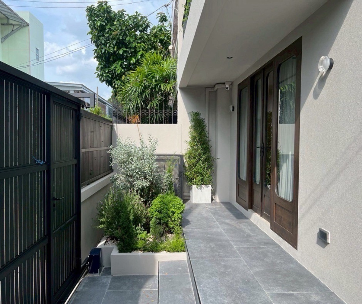 HouseOnnut, Udomsuk : 4 Bedroom Renovated Townhouse for Sale and Rent near BTS Phra Khanong Sukhumvit Ekkamai Bangkok Ideal for Home Office and Investment