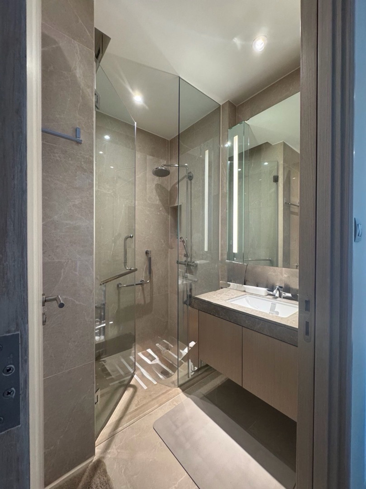 For SaleCondoWongwianyai, Charoennakor : 2BR River View Residence at Magnolia Waterfront next to ICONSIAM, 94 sqm high ceiling unit, premium riverside living, ideal for residence or investment