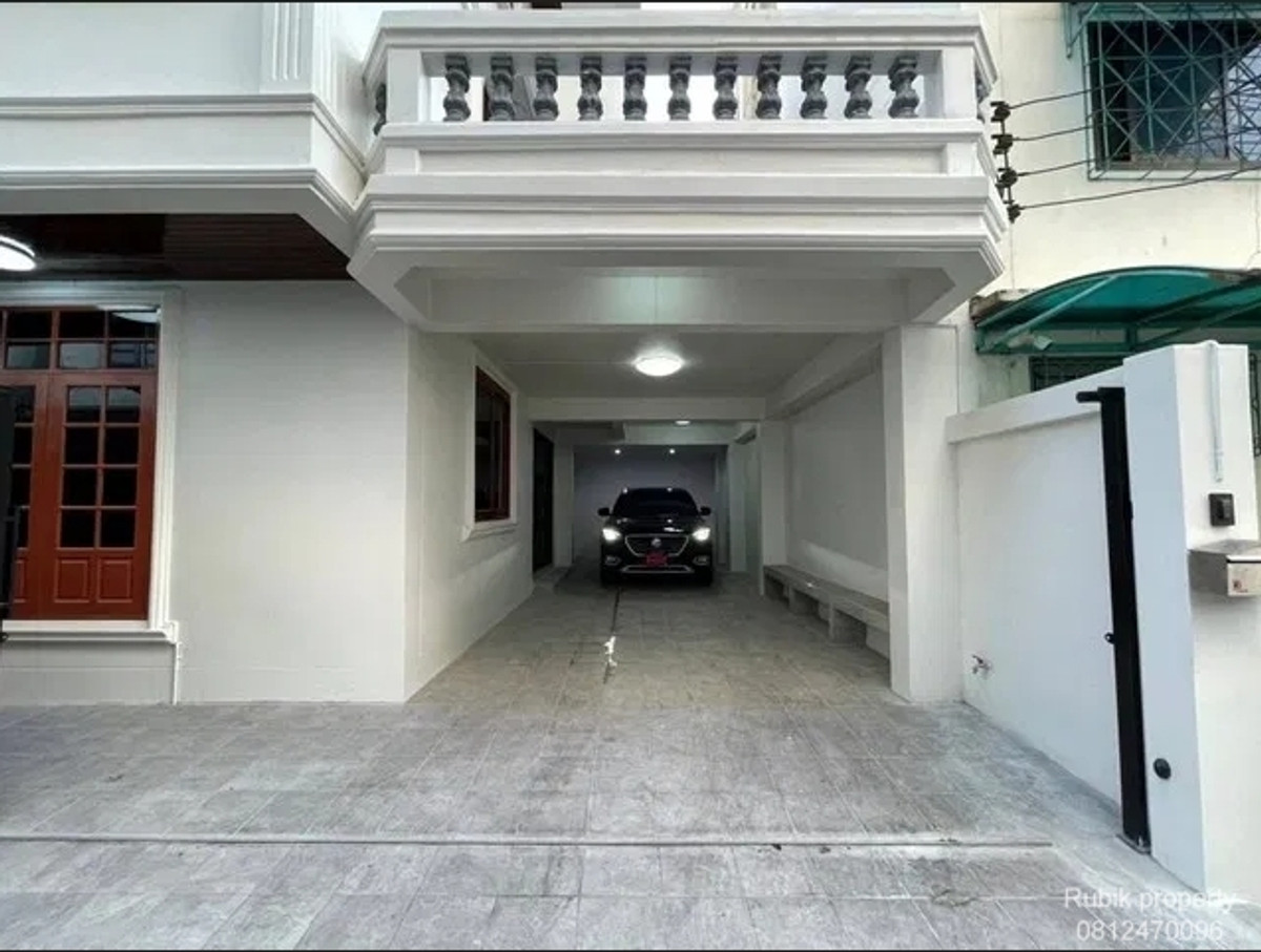 For SaleHouseWongwianyai, Charoennakor : 🏡✨ 3-story detached house for sale + Rooftop | Renovate the whole house · Charoen Nakhon location RB1702, can enter and exit both Soi Charoen Nakhon 34 and Soi Charoen Nakhon 40.