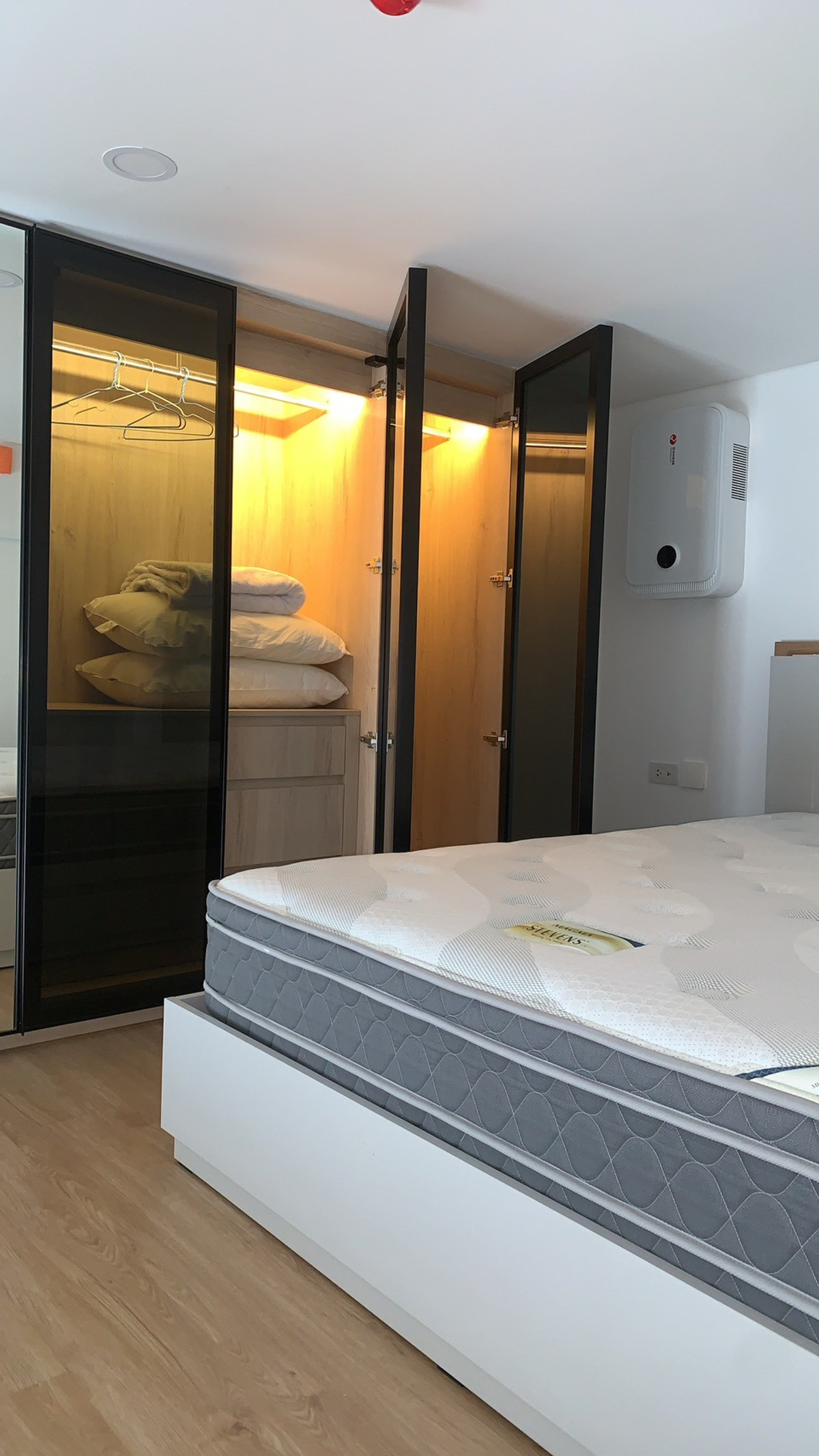 For RentCondoRama9, Petchburi, RCA : Condo for rent, Landmark at MRTA Station (Siamese Rama 9), Building C, 18th floor, area 37 Sqm, room type 1BD (1 bedroom, 1 bathroom), furniture, complete electrical appliances, ready to move in, rent 23,000 baht/month.