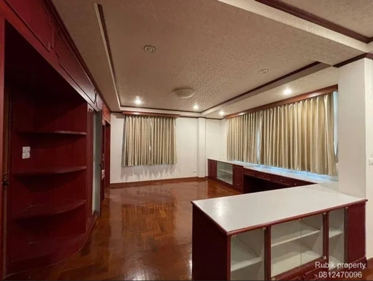 For SaleHouseWongwianyai, Charoennakor : 🏡✨ 3-story detached house for sale + Rooftop | Renovate the whole house · Charoen Nakhon location RB1702, can enter and exit both Soi Charoen Nakhon 34 and Soi Charoen Nakhon 40.