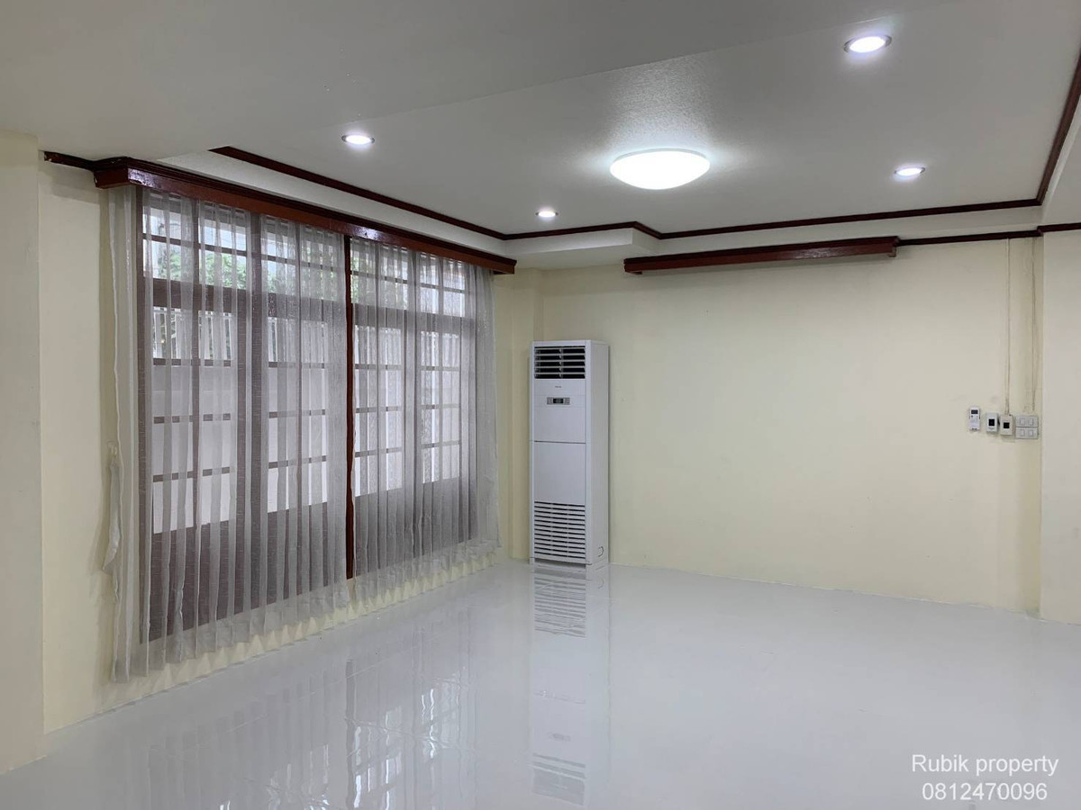 For SaleHouseWongwianyai, Charoennakor : 🏡✨ 3-story detached house for sale + Rooftop | Renovate the whole house · Charoen Nakhon location RB1702, can enter and exit both Soi Charoen Nakhon 34 and Soi Charoen Nakhon 40.