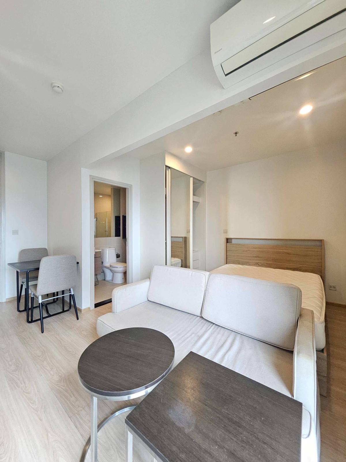 ให้เช่าคอนโดรัชดา ห้วยขวาง : ขนาดที่ใหญ่กว่าสตูดิโอทั่วไป 13,500 บาท/เดือนเท่านั้น ให้เช่าคอนโด Noble revolve รัชดา 2 ขนาด 27 ตรม.