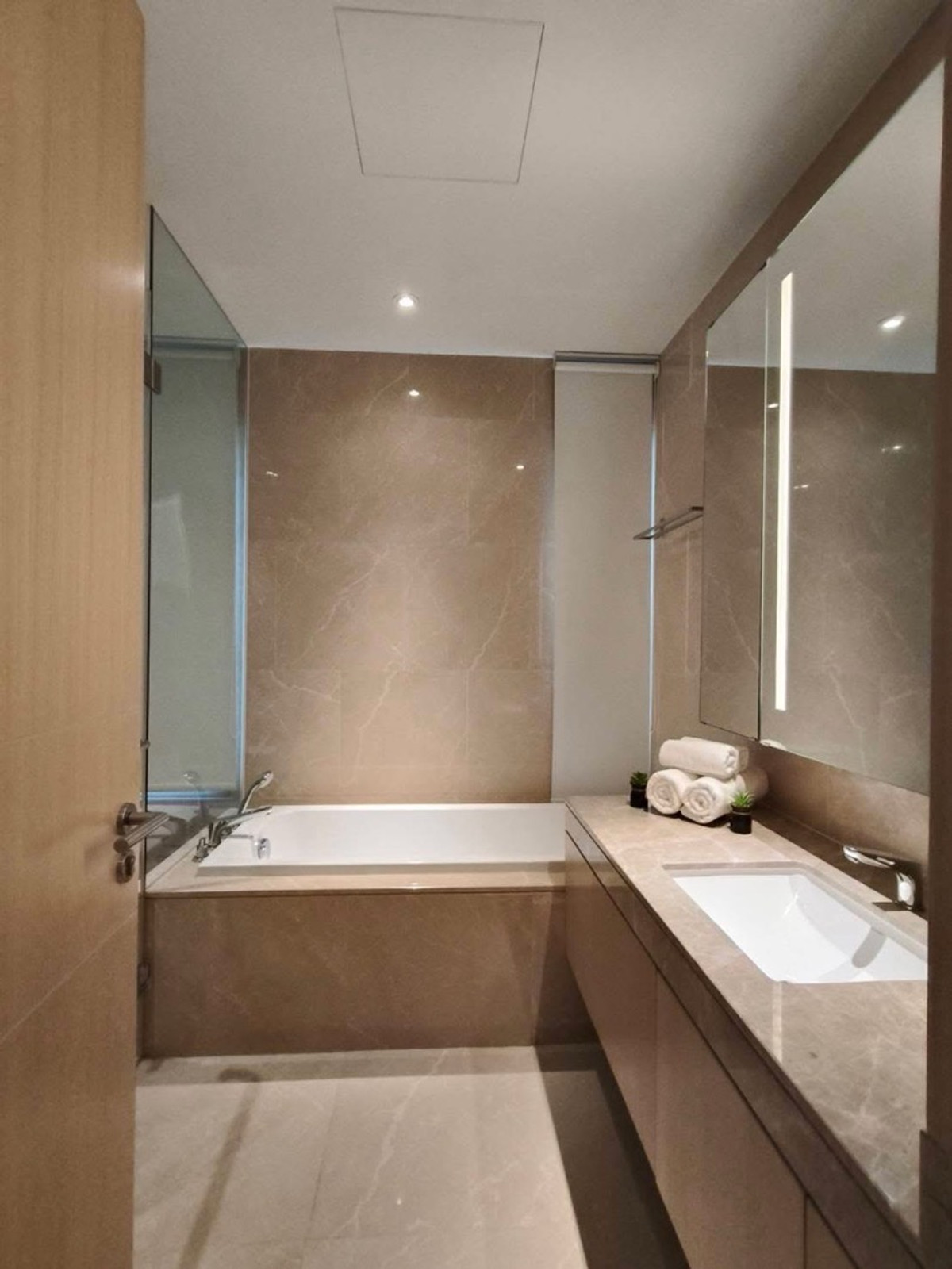 For RentCondoWongwianyai, Charoennakor : Magnolias Waterfront Resiences for rent