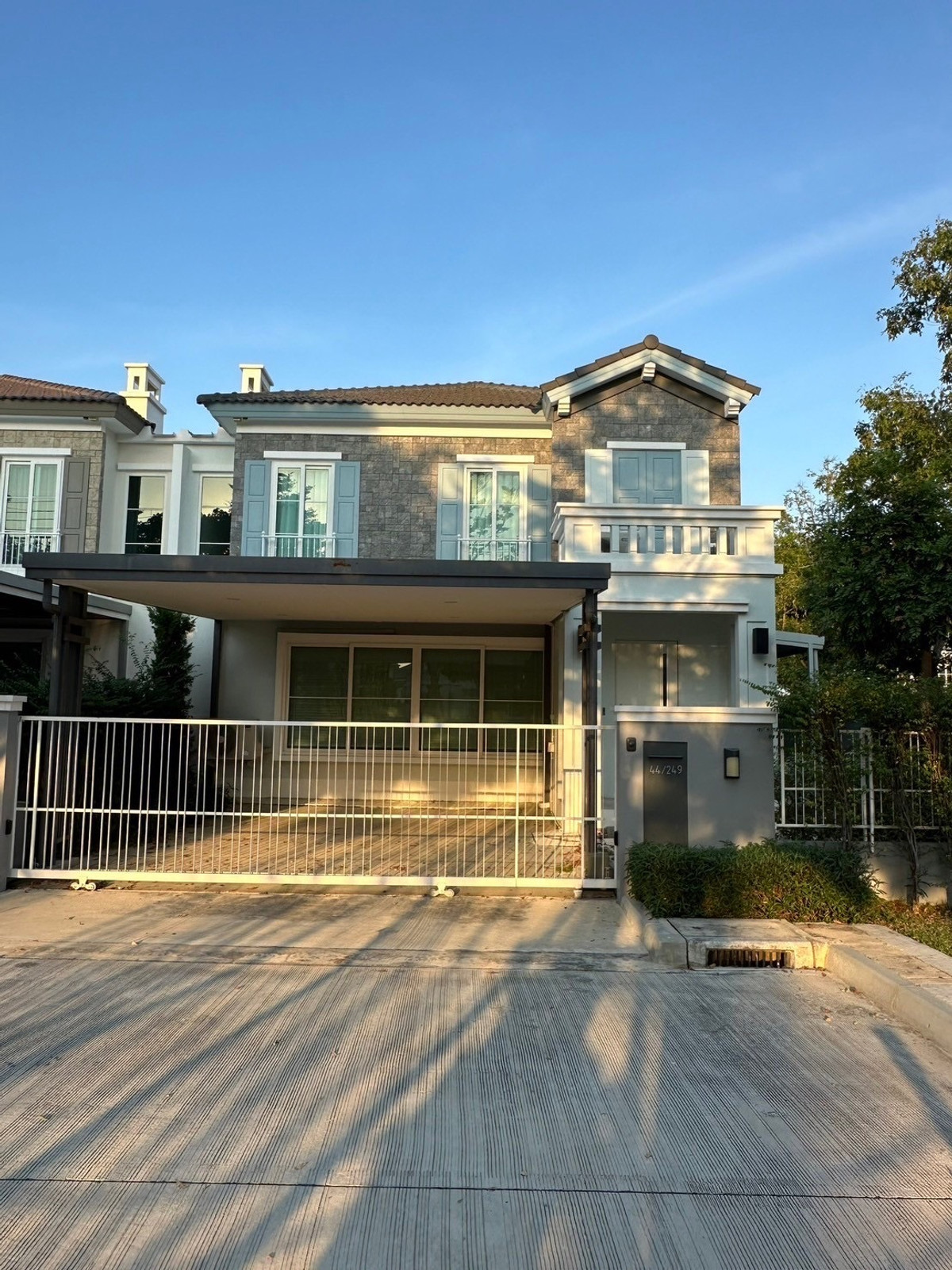 ขายทาวน์โฮมพระราม 5 ราชพฤกษ์ บางกรวย : ขายบ้าน ANYA ราชพฤกษ์–นครอินทร์ บ้านแฝด 2 ชั้น แต่ง Built-in ครบ ต่อเติมเต็ม พร้อมอยู่ ใกล้ MRT บางพลู