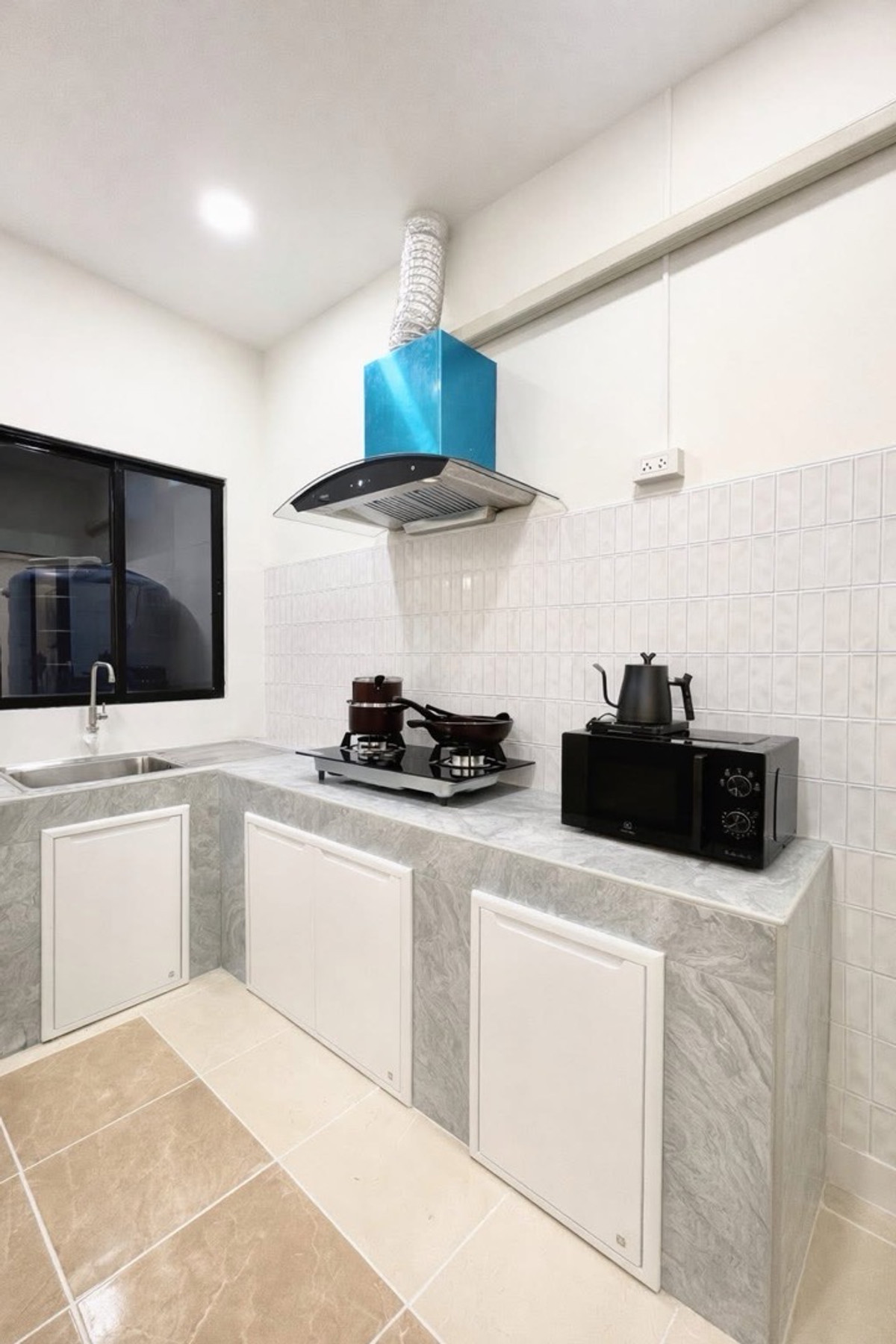 For RentHouseRatchadapisek, Huaikwang, Suttisan : 5 Bedroom House for Rent in Ratchada Huai Khwang near MRT Sutthisan Fully Furnished Pet Friendly Bangkok