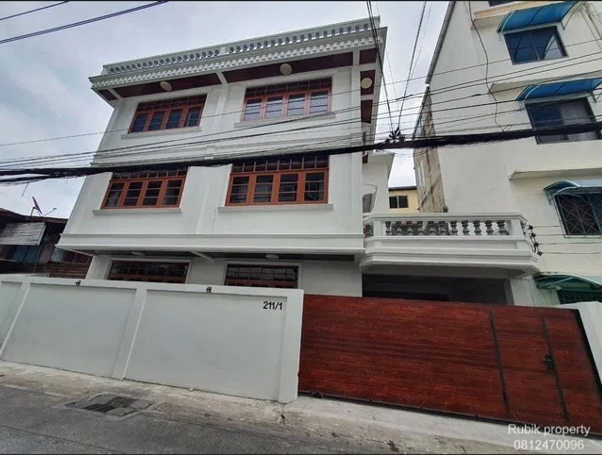 For SaleHouseWongwianyai, Charoennakor : 🏡✨ 3-story detached house for sale + Rooftop | Renovate the whole house · Charoen Nakhon location RB1702, can enter and exit both Soi Charoen Nakhon 34 and Soi Charoen Nakhon 40.