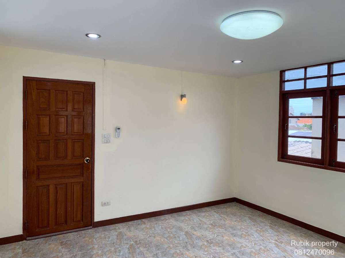 For SaleHouseWongwianyai, Charoennakor : 🏡✨ 3-story detached house for sale + Rooftop | Renovate the whole house · Charoen Nakhon location RB1702, can enter and exit both Soi Charoen Nakhon 34 and Soi Charoen Nakhon 40.