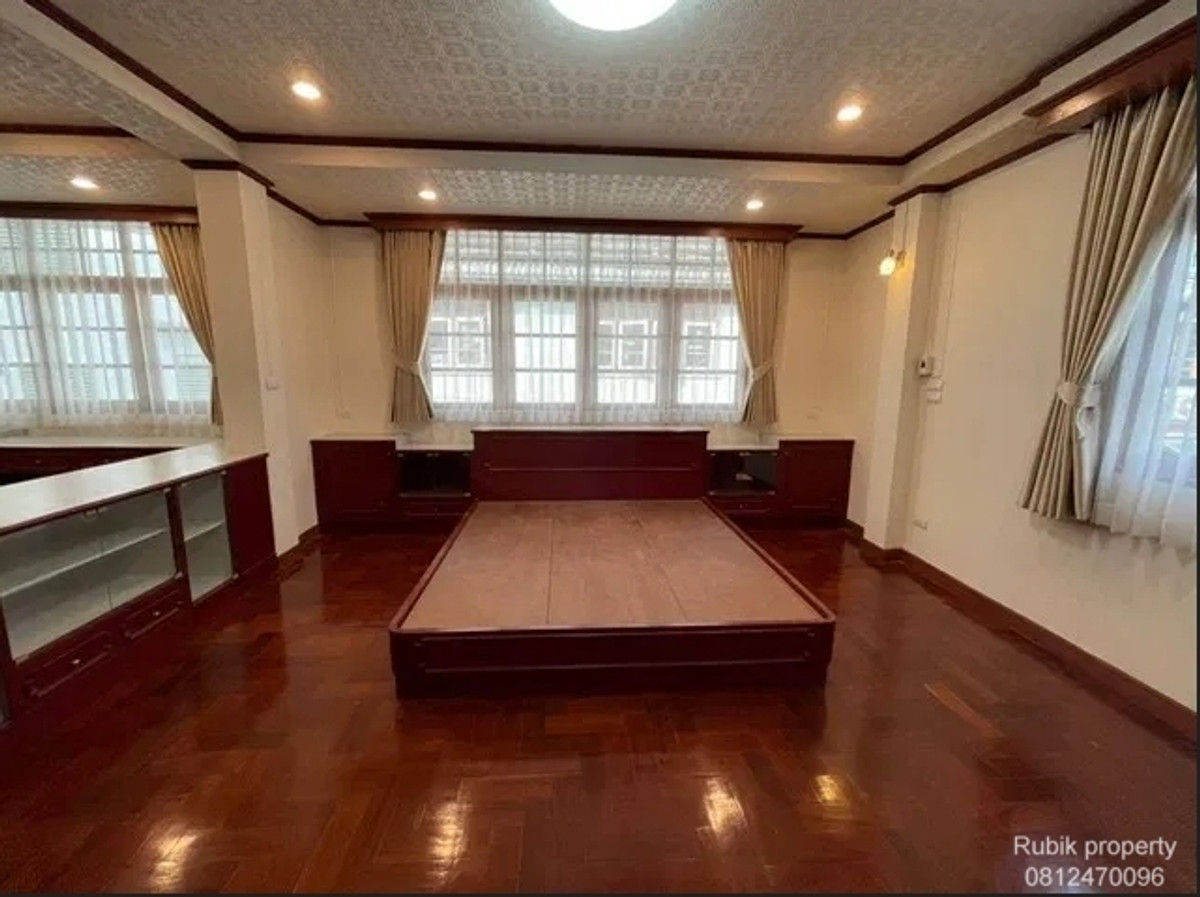 For SaleHouseWongwianyai, Charoennakor : 🏡✨ 3-story detached house for sale + Rooftop | Renovate the whole house · Charoen Nakhon location RB1702, can enter and exit both Soi Charoen Nakhon 34 and Soi Charoen Nakhon 40.