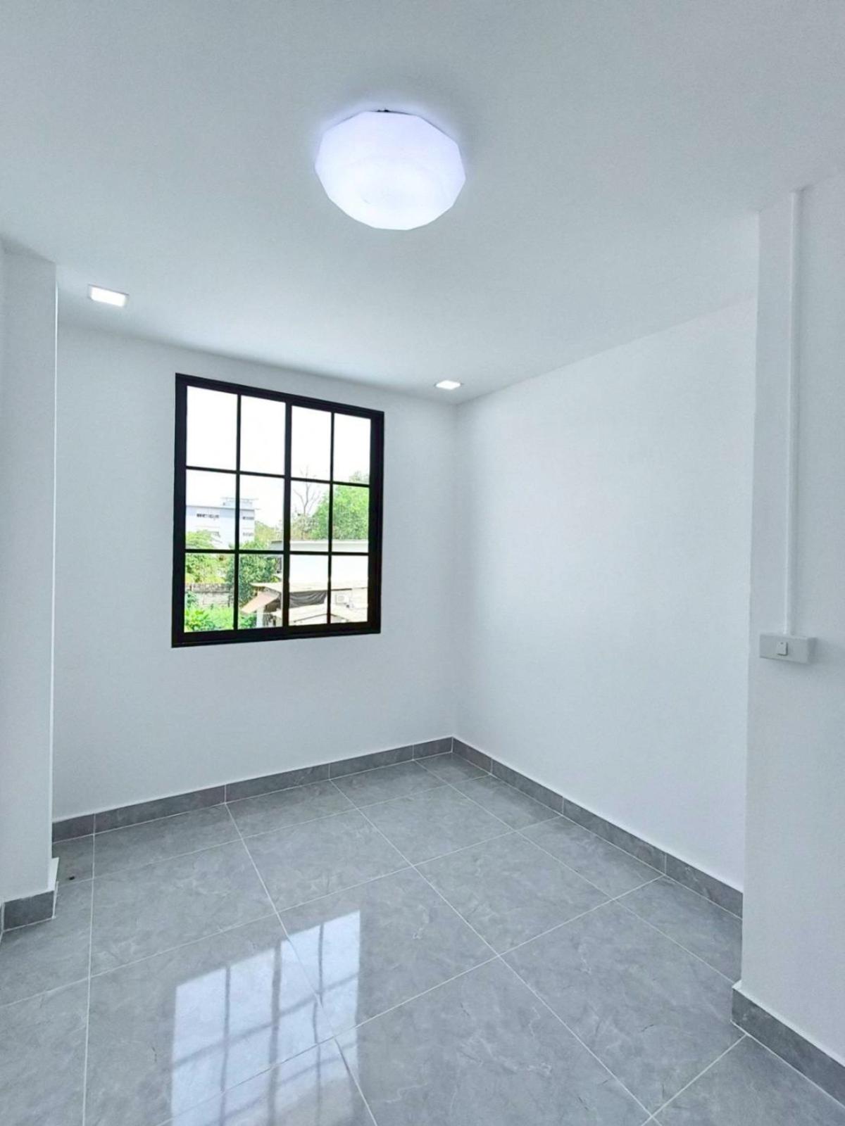 ขายทาวน์โฮมมีนบุรี-ร่มเกล้า : ขายทาวน์เฮ้าส์/ทาวน์โฮม  บ้านร่มเย็น 5 รีโนเวทใหม่ บางชัน เขต คลองสามวา กรุงเทพ CX-147067