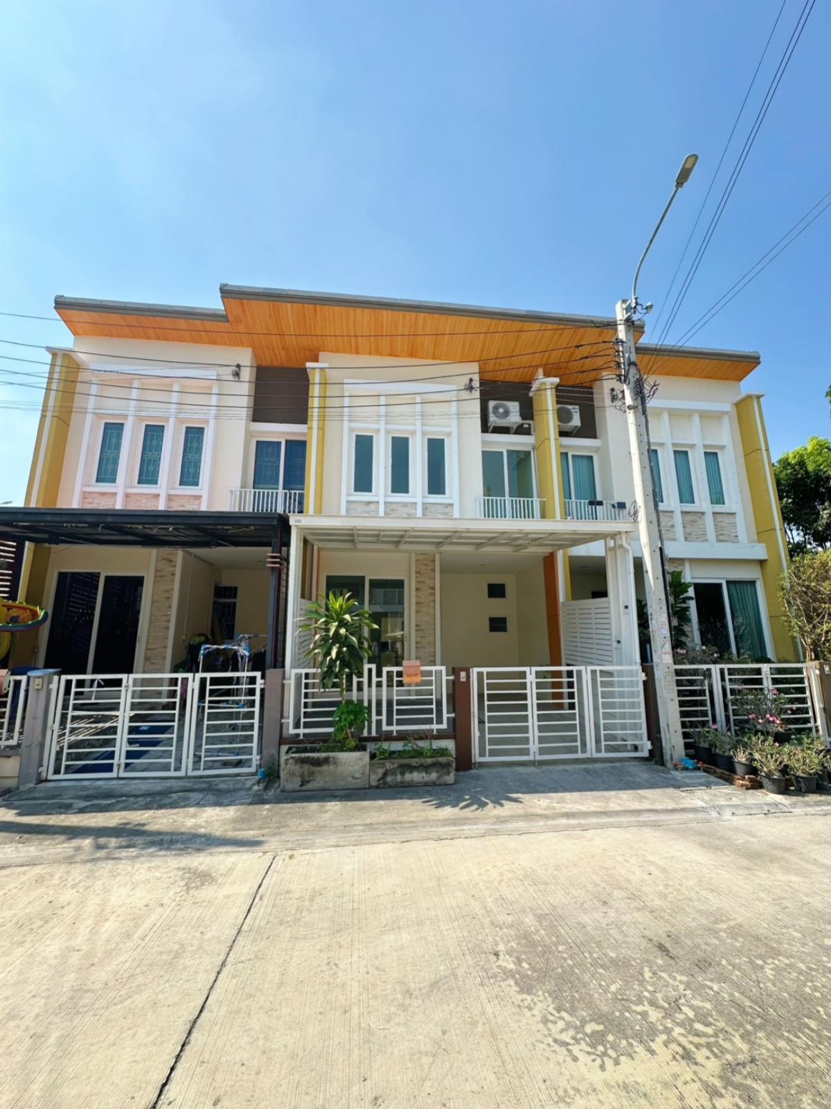 ขายทาวน์โฮมลาดกระบัง สุวรรณภูมิ : ขายทาวน์เฮ้าส์/ทาวน์โฮม  โกลเด้น ทาวน์ เฉลิมพระเกียรติ - สวนหลวง ดอกไม้ เขต ประเวศ กรุงเทพ CX-147020