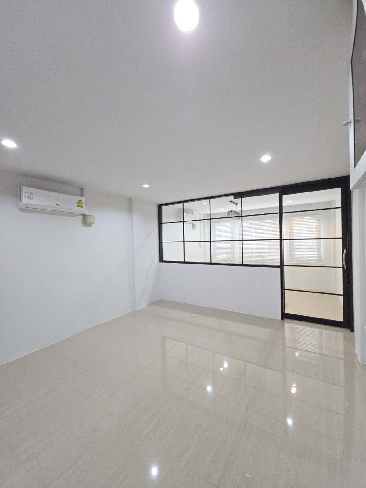 ให้เช่าอาคารพาณิชย์นวมินทร์ รามอินทรา : ให้เช่า  โฮมออฟฟิศ 4 ชั้น ถนนรามอินทรา109(พระยาสุเรนทร์)