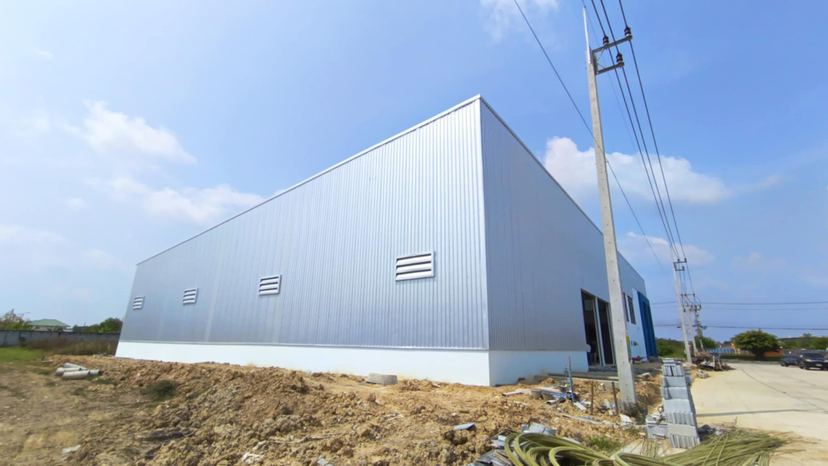 For RentWarehouseMahachai Samut Sakhon : Warehouse for rent with showroom/newly built office. Total usable area 2,137 sq m. Location: Khae Rai Temple, Khlong Maduea Subdistrict, Krathum Baen District, Samut Sakhon Province.