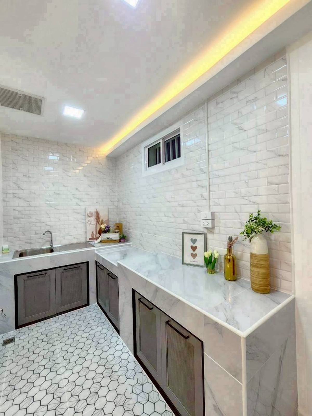 For SaleTownhomePathum Thani,Rangsit, Thammasat : 2-story townhouse for sale, Fah Rangsit Village, Rangsit Khlong 4, area 16 square meters, 2 bedrooms, Rangsit Nakhon Nayok Road, Bueng Yitho Subdistrict, Thanyaburi District, Pathum Thani.