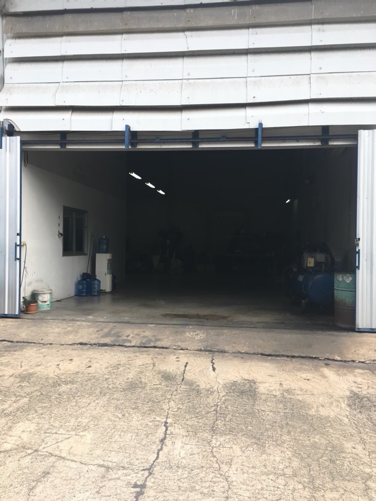 For RentWarehouseSriracha Laem Chabang Ban Bueng : ‼️Announcement for warehouse rental, area size 100-1,250 sq m.** Ban Bueng-Chonburi‼️ There are 3 zones to choose from, A-B-C, according to usage needs. Ready to use condition and has a good security system Suitable for storing products or used as a produ
