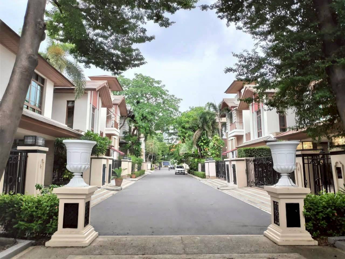 For RentHouseOnnut, Udomsuk : Luxurious detached house for rent, Baan Sansiri, Sukhumvit 67, near BTS Phra Khanong. Please call: 062-496-6454
