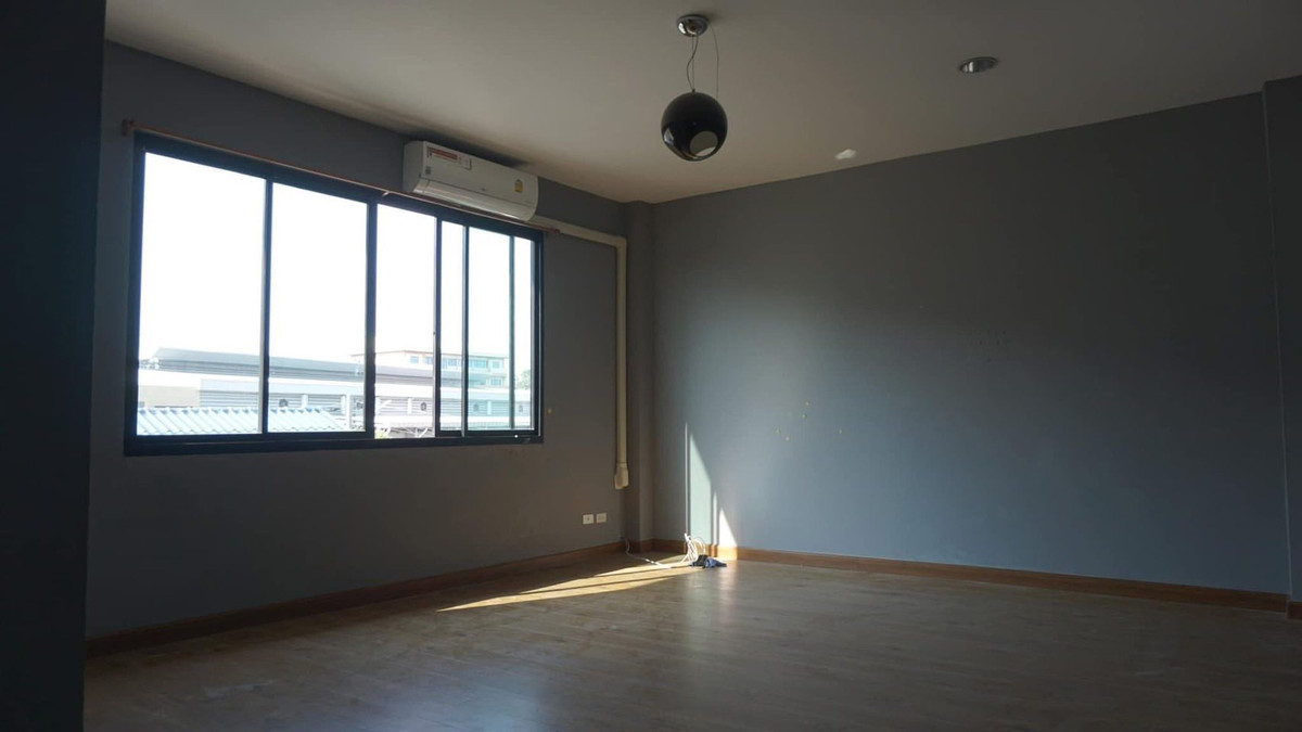 ให้เช่าโกดังพระราม 2 บางขุนเทียน : ให้เช่า โกดังพร้อมออฟฟิต 2 ชั้น ที่ดิน 286.4ตร.วา พื้นที่ใช้สอย 1,000 ตร.ม. ทำเลพระราม 2 ซอยเลียบคลองบางน้ำจืด ผังสีชมพู รถเทรลเลอร์ตู้20ฟุต เข้าออกได้