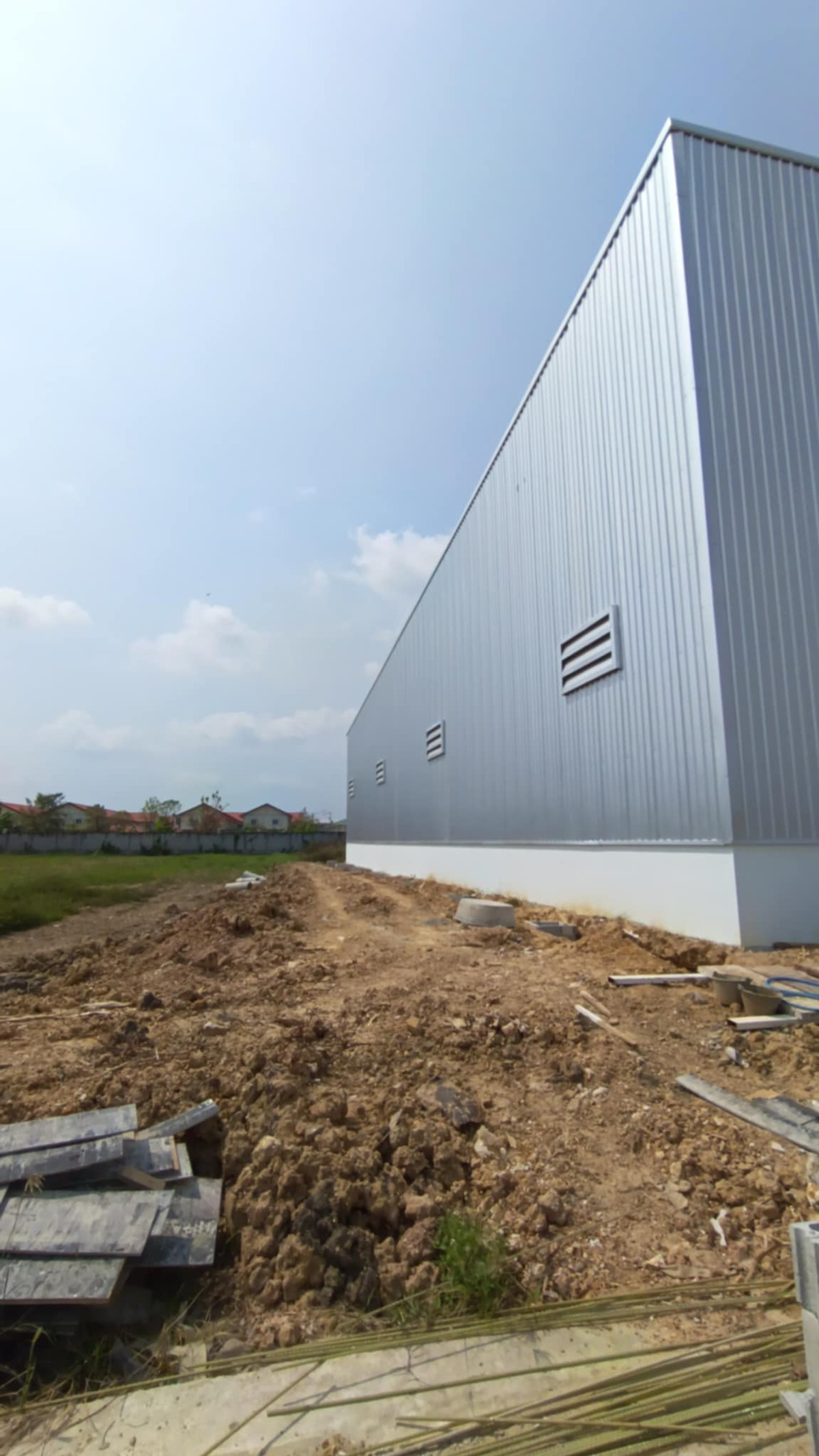 For RentWarehouseMahachai Samut Sakhon : Warehouse for rent with showroom/newly built office. Total usable area 2,137 sq m. Location: Khae Rai Temple, Khlong Maduea Subdistrict, Krathum Baen District, Samut Sakhon Province.