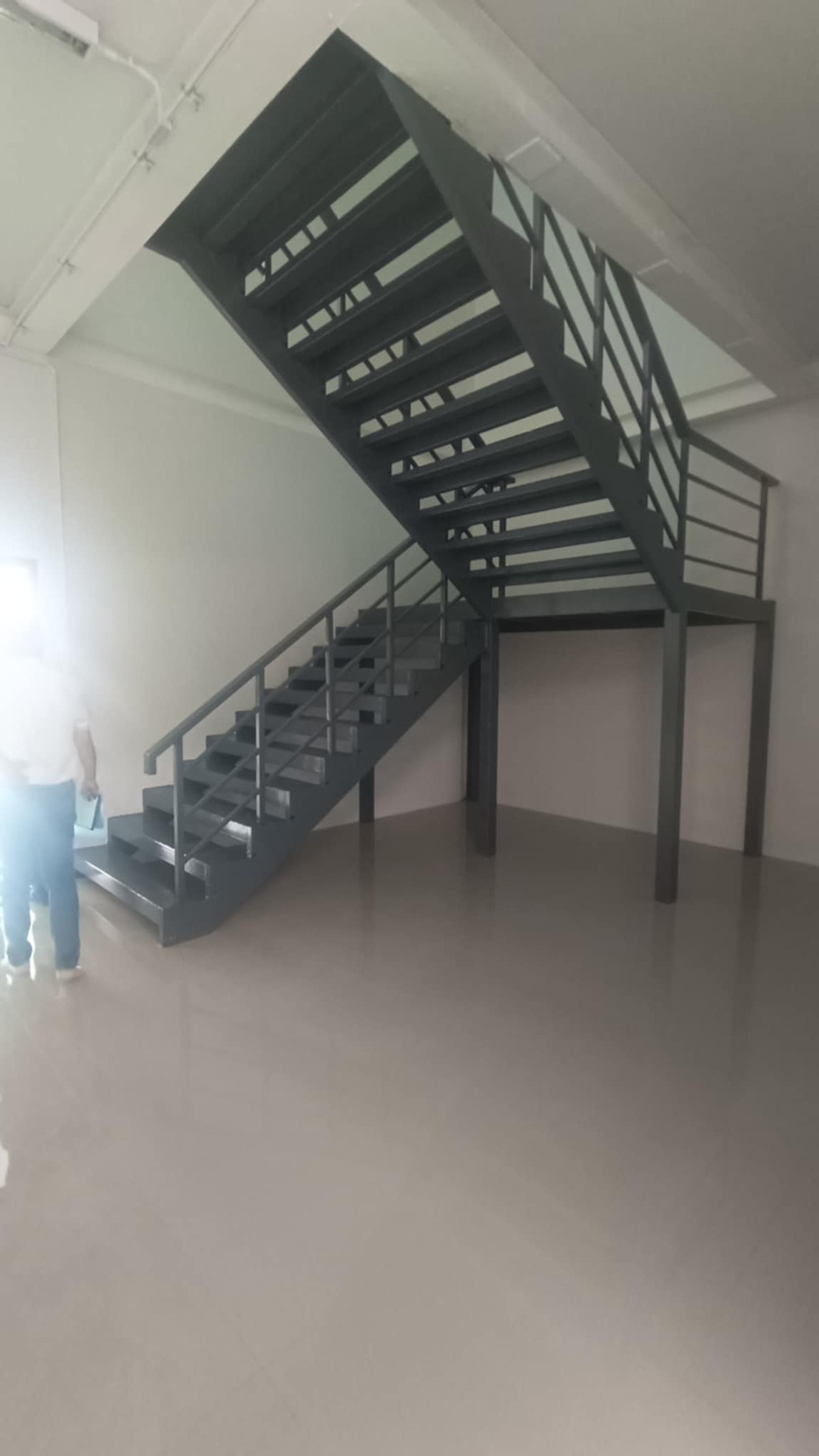 For RentWarehouseMahachai Samut Sakhon : Warehouse for rent with showroom/newly built office. Total usable area 2,137 sq m. Location: Khae Rai Temple, Khlong Maduea Subdistrict, Krathum Baen District, Samut Sakhon Province.