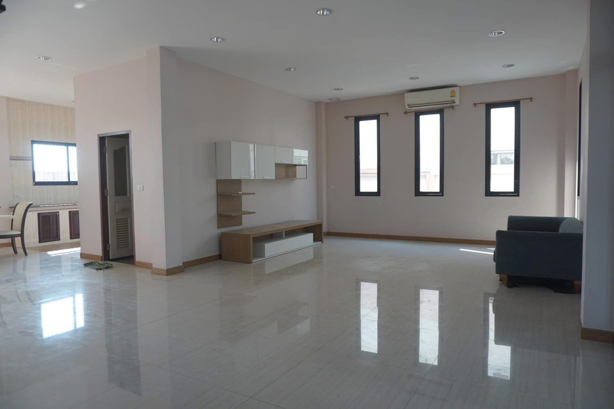 ให้เช่าโกดังพระราม 2 บางขุนเทียน : ให้เช่า โกดังพร้อมออฟฟิต 2 ชั้น ที่ดิน 286.4ตร.วา พื้นที่ใช้สอย 1,000 ตร.ม. ทำเลพระราม 2 ซอยเลียบคลองบางน้ำจืด ผังสีชมพู รถเทรลเลอร์ตู้20ฟุต เข้าออกได้