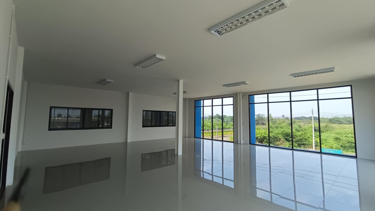 For RentWarehouseMahachai Samut Sakhon : Warehouse for rent with showroom/newly built office. Total usable area 2,137 sq m. Location: Khae Rai Temple, Khlong Maduea Subdistrict, Krathum Baen District, Samut Sakhon Province.