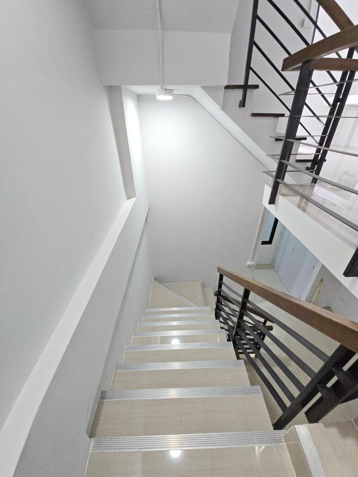 ให้เช่าอาคารพาณิชย์นวมินทร์ รามอินทรา : ให้เช่า  โฮมออฟฟิศ 4 ชั้น ถนนรามอินทรา109(พระยาสุเรนทร์)