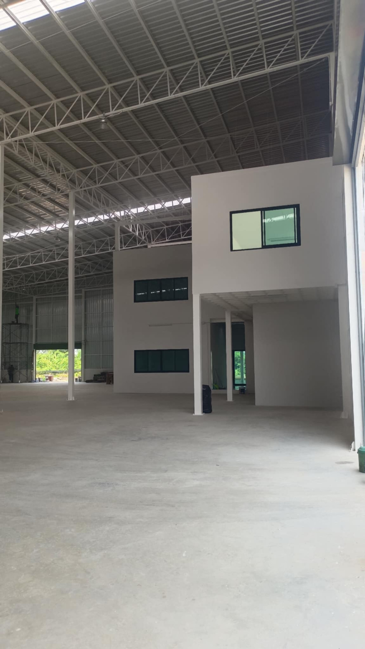 For RentWarehouseMahachai Samut Sakhon : Warehouse for rent with showroom/newly built office. Total usable area 2,137 sq m. Location: Khae Rai Temple, Khlong Maduea Subdistrict, Krathum Baen District, Samut Sakhon Province.