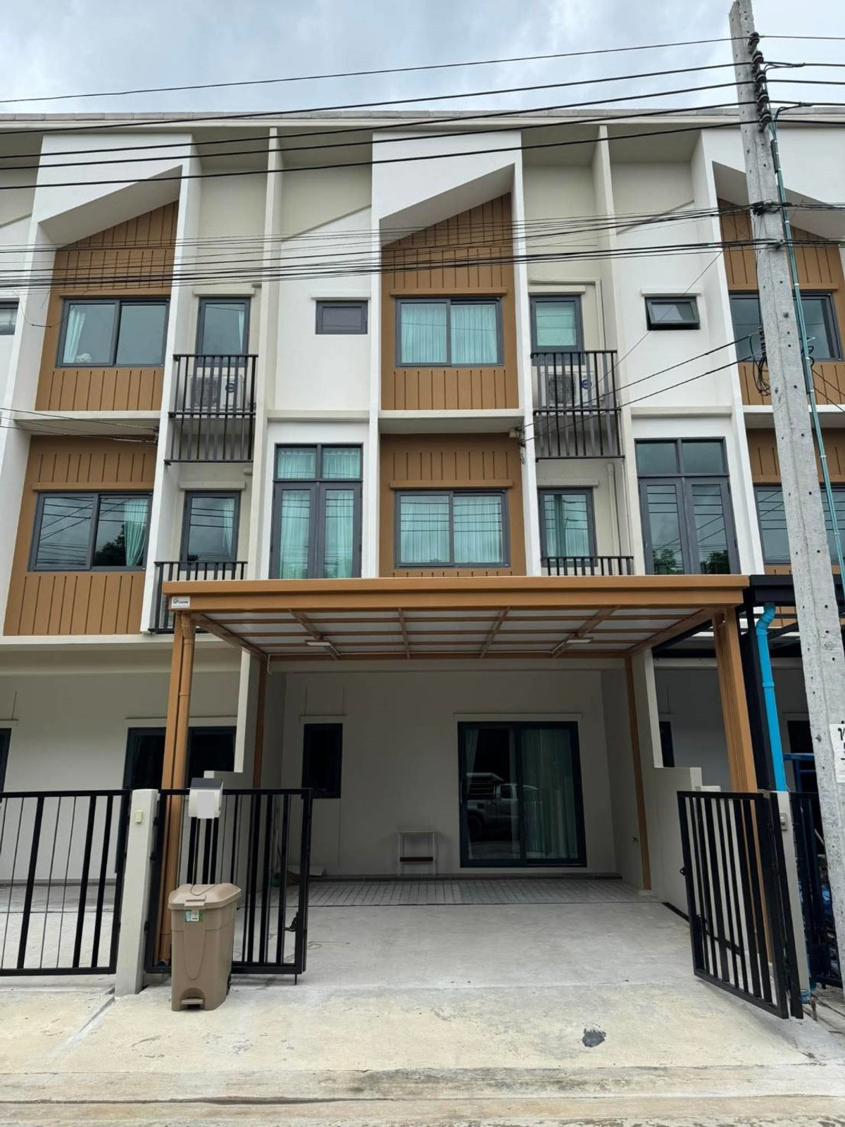 ให้เช่าทาวน์โฮมลาดกระบัง สุวรรณภูมิ :  ให้เช่า ทาวน์โฮม 3 ชั้น ม.Plex อ่อนนุช-วงแหวน บ้านสวยสภาพดี เฟอร์นิเจอร์ครบ พร้อมอยู่ ราคา 35,000 บาท