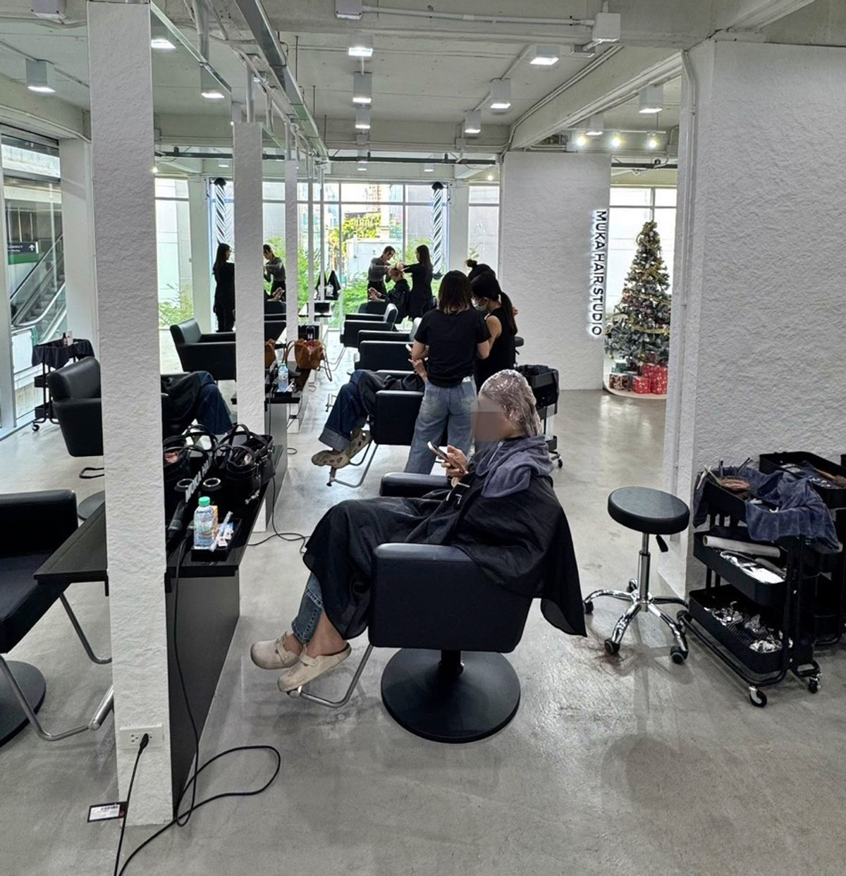 For LeaseholdRetail SpaceOnnut, Udomsuk : Large hair salon for rent, next to BTS Phra Khanong, near Gateway Ekamai and Thonglor.