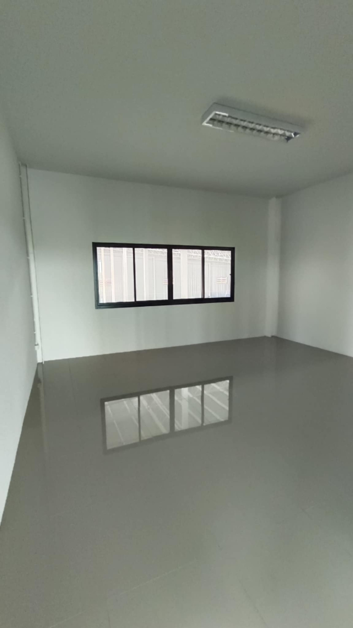 For RentWarehouseMahachai Samut Sakhon : Warehouse for rent with showroom/newly built office. Total usable area 2,137 sq m. Location: Khae Rai Temple, Khlong Maduea Subdistrict, Krathum Baen District, Samut Sakhon Province.