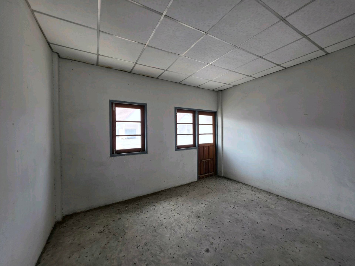 For SaleShop HouseRathburana, Suksawat : 🏢 Commercial building, 4.5 floors, 22 sq m, next to Pracha Uthit Road 72, opposite 7-11, Manthana University, good location, suitable for doing business or trading 📞099-415-2664, 080-369-6366