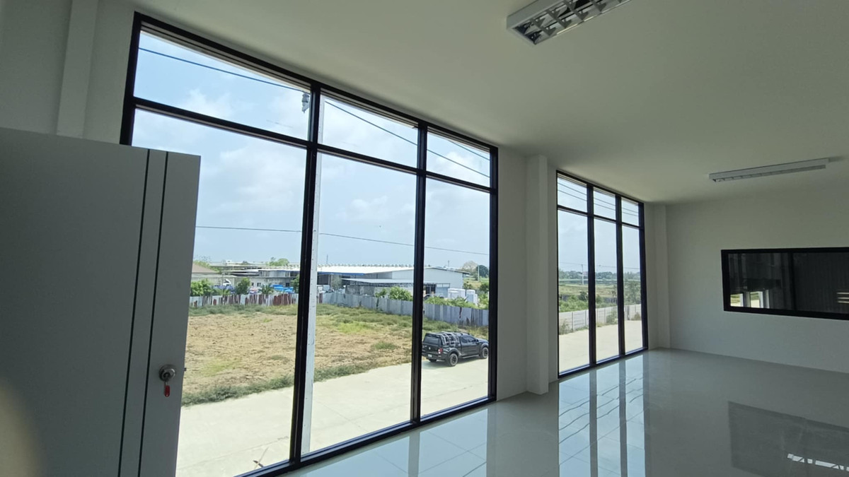 For RentWarehouseMahachai Samut Sakhon : Warehouse for rent with showroom/newly built office. Total usable area 2,137 sq m. Location: Khae Rai Temple, Khlong Maduea Subdistrict, Krathum Baen District, Samut Sakhon Province.