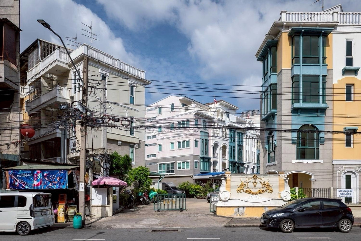 ขายทาวน์โฮมเยาวราช บางลำพู : ทาวน์เฮ้าส์ใกล้เยาวราช 4 ชั้น พร้อมดาดฟ้า แต่งเต็ม เฟอร์ครบ เข้าอยู่ได้เลย