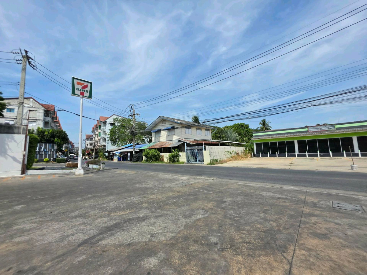 For SaleShop HouseRathburana, Suksawat : 🏢 Commercial building, 4.5 floors, 22 sq m, next to Pracha Uthit Road 72, opposite 7-11, Manthana University, good location, suitable for doing business or trading 📞099-415-2664, 080-369-6366