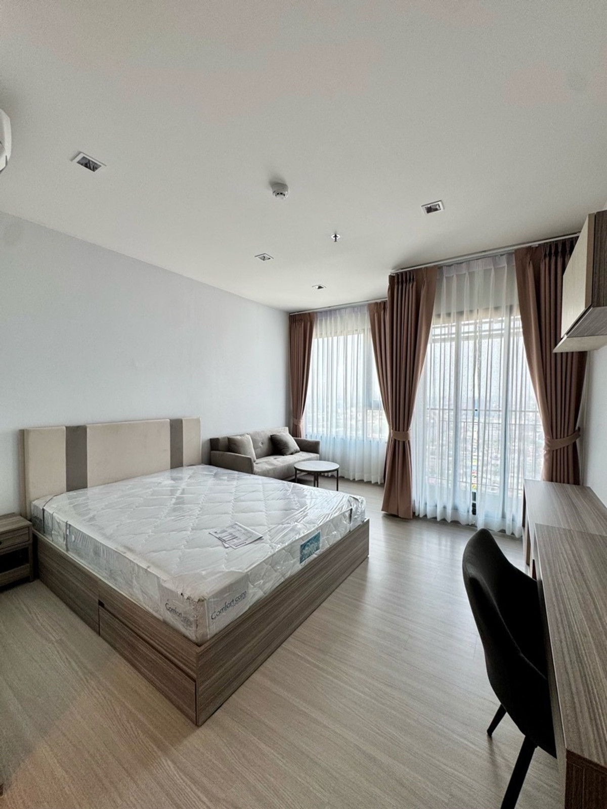 For RentCondoThaphra, Talat Phlu, Wutthakat : Condo for rent, Life sathorn sierra, 1 bedroom, brand new room, high floor, very beautiful view, ready to move in.