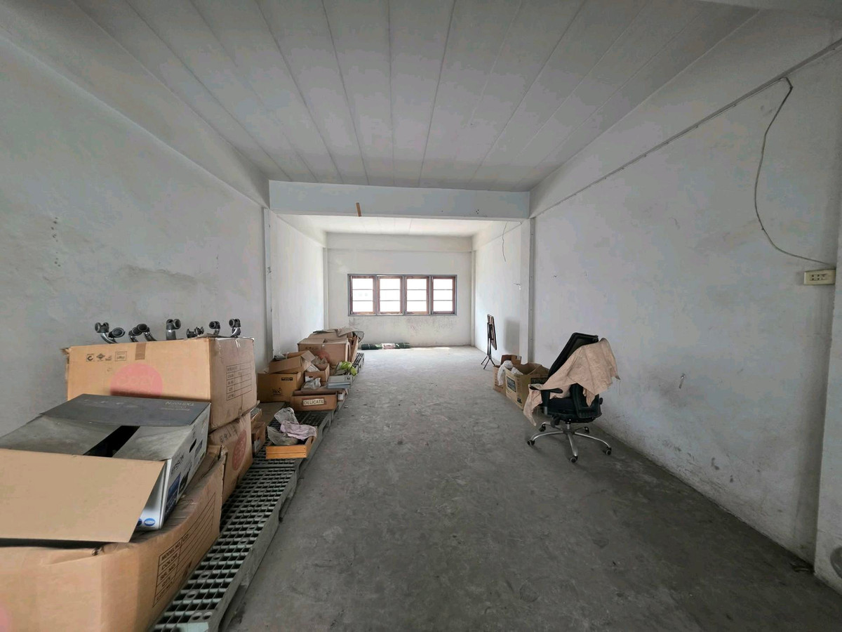 For SaleShop HouseRathburana, Suksawat : 🏢 Commercial building, 4.5 floors, 22 sq m, next to Pracha Uthit Road 72, opposite 7-11, Manthana University, good location, suitable for doing business or trading 📞099-415-2664, 080-369-6366