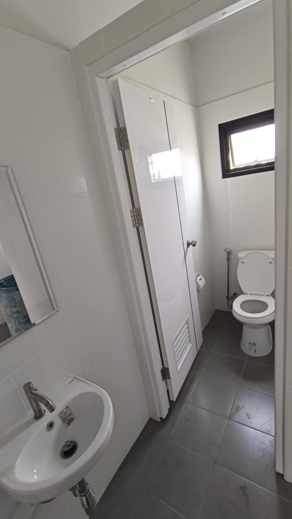 For RentWarehouseMahachai Samut Sakhon : Warehouse for rent with showroom/newly built office. Total usable area 2,137 sq m. Location: Khae Rai Temple, Khlong Maduea Subdistrict, Krathum Baen District, Samut Sakhon Province.